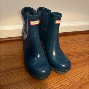 HUNTER BOOTS Simplifying of the iconic design of the Original Boot,